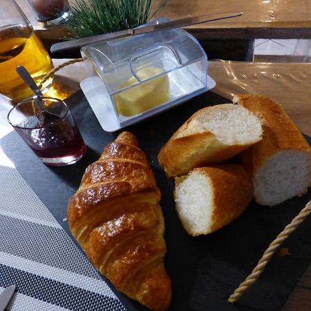 Les Petites Brosses Bed & Breakfast Montbizot Exterior photo