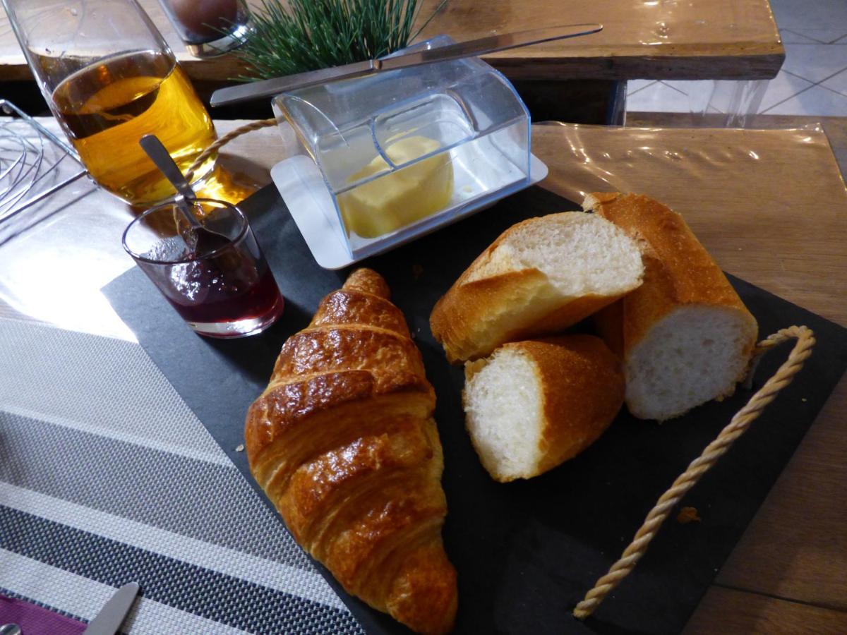 Les Petites Brosses Bed & Breakfast Montbizot Exterior photo